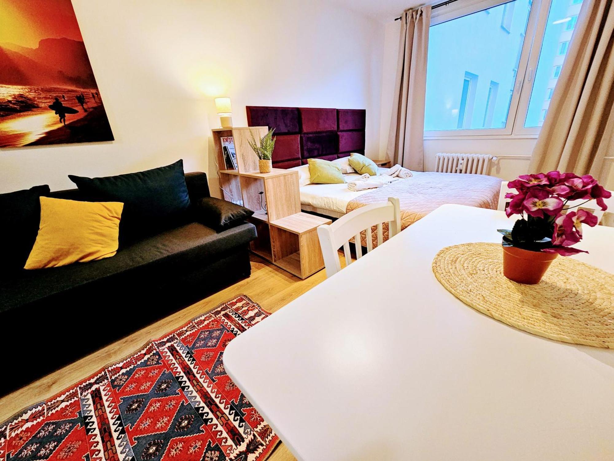 Live-inn Hotel-style 5 Apartments, 20 Mins To Centre, Gym, Reception, Free Parking, Lift, Roof Terrace & Game Lejlighed Prag