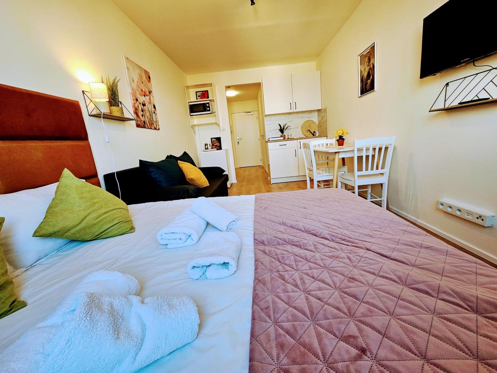 Lejlighed Live-inn Hotel-style 5 Apartments, 20 Mins To Centre, Gym, Reception, Free Parking, Lift, Roof Terrace & Game Prag