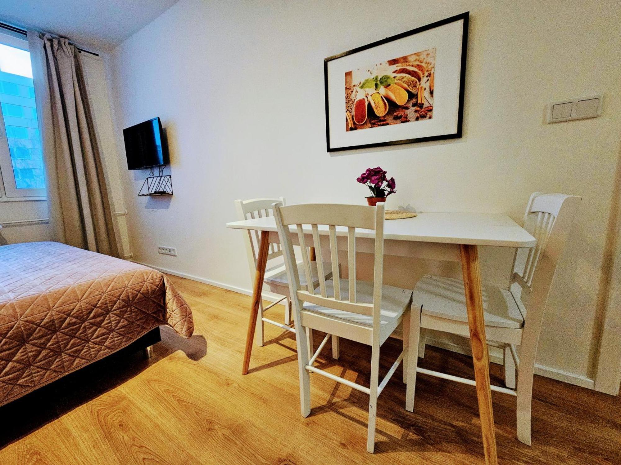 Live-inn Hotel-style 5 Apartments, 20 Mins To Centre, Gym, Reception, Free Parking, Lift, Roof Terrace & Game * Prague